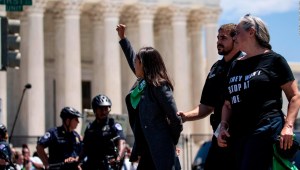 Alexandria Ocasio-Cortez y otros legisladores demócratas fueron arrestados en una protesta por el derecho al aborto frente a la Corte Suprema