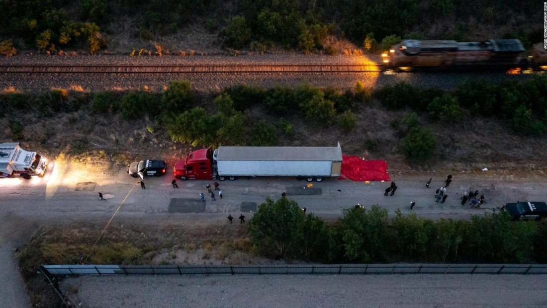 Acusan a 4 hombres en la operación de contrabando de semirremolques en Texas que dejó 53 migrantes muertos