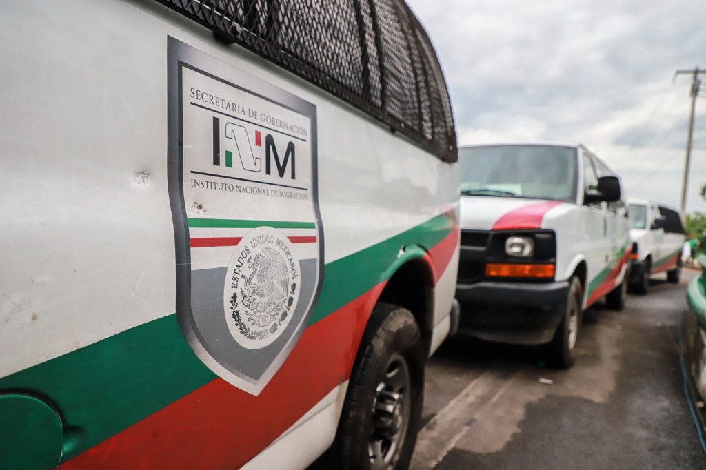 Encuentran más de 200 migrantes hacinados en una bodega en el centro de México