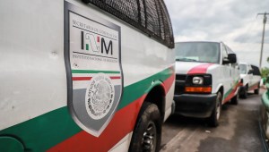 Encuentran más de 200 migrantes hacinados en una bodega en el centro de México