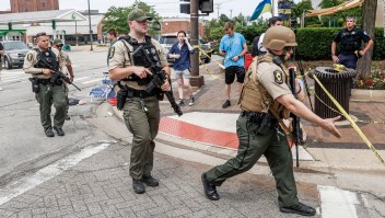 'Gente simplemente cayendo y cayendo': testigos describen el terror en el tiroteo del desfile de Illinois
