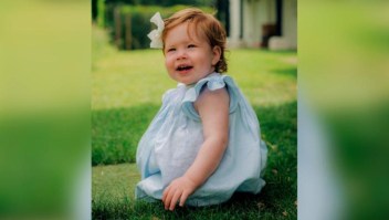 Los Sussex publicaron una fotografía de su hija Lilibet celebrando su primer cumpleaños en Frogmore Cottage en Windsor el mes pasado.