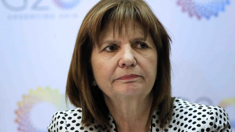 Patricia Bullrich mostró su carnet de Independiente y la objetaron