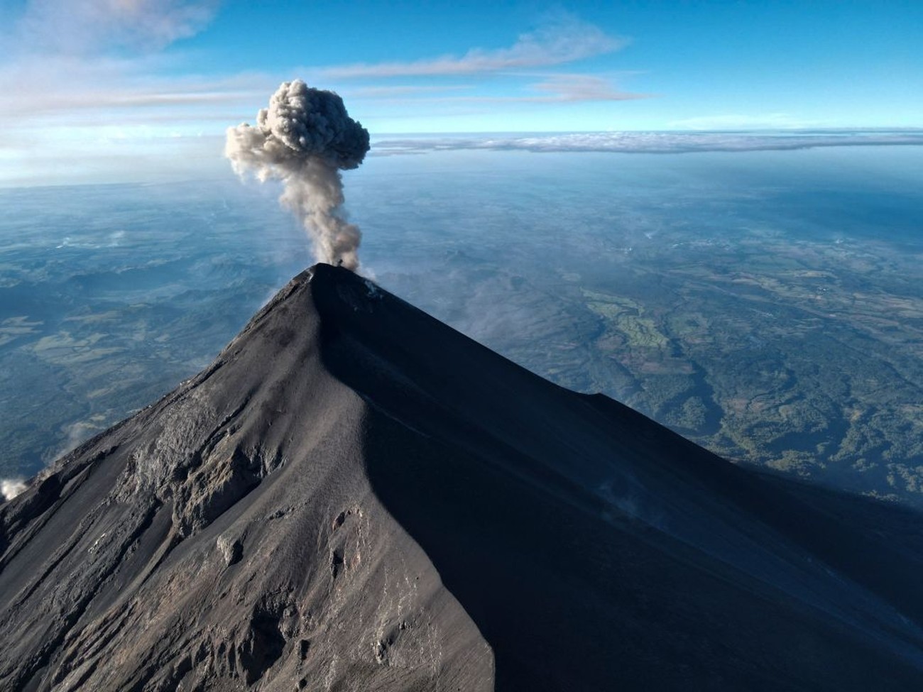 El volcán de Fuego tiene explosiones moderadas y fuertes