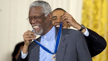 Barack Obama entrega la Medalla de la Libertad 2010 al miembro del Salón de la Fama del Baloncesto de la NBA y defensor de los derechos humanos, Bill Russell, durante una ceremonia en la Casa Blanca en Washington D. C., el 15 de febrero de 2011.