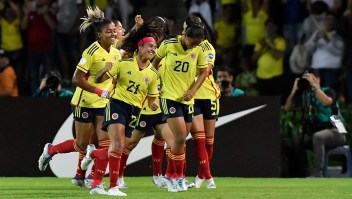 Liana Milena Salazar (número 21) celebra con sus compañeras tras marcar el cuarto gol de Colombia durante el partido entre su equipo y Chile, como parte de la última jornada de fase de grupos en la Copa América Femenina 2022.