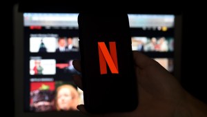El logo de Netflix en un dispositivo móvil. (Foto: OLIVIER DOULIERY/AFP vía Getty Images)