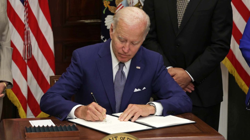 Biden signs decree to guarantee the right to abortion in the US