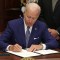 Biden firma decreto para garantizar el derecho al aborto en EE.UU.