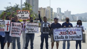 Periodistas protestan para condenar el asesinato de su colega Fredid Román en el estado de Guerrero, México, el 23 de agosto de 2022.