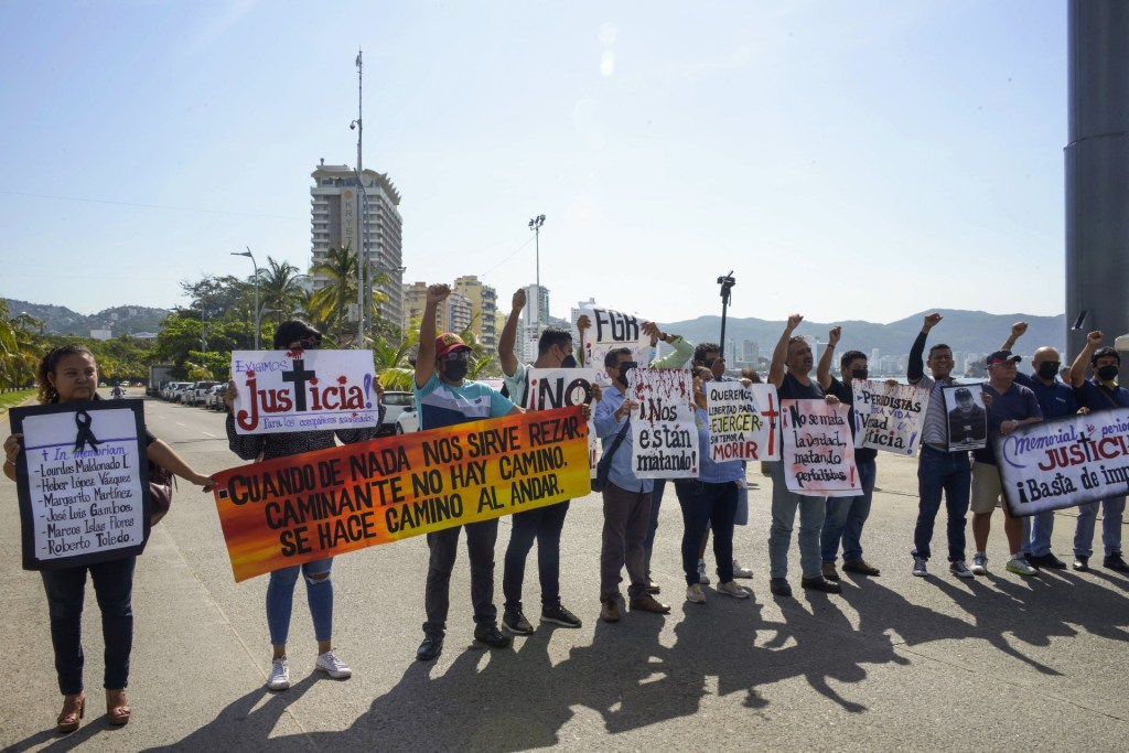Periodistas protestan para condenar el asesinato de su colega Fredid Román en el estado de Guerrero, México, el 23 de agosto de 2022.