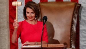 Nancy Pelosi (D-CA) levanta el mazo tras ser elegida como presidenta de la Cámara de Representantes mientras la cámara se reúne para el inicio del 116º Congreso dentro de la Cámara de Representantes en el Capitolio en Washington, el 3 de enero de 2019.