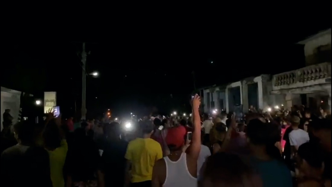 Apagón causa nueva protesta en Cuba tras el gran incendio en Matanzas