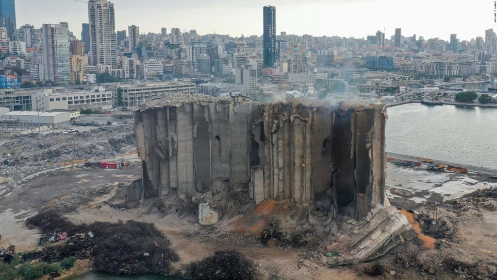 This is how two silos collapse in Beirut that resisted the 2020 explosion