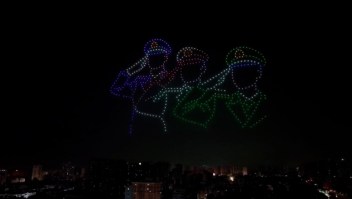 Unos 600 drones iluminan el cielo chino para celebrar los 95 años del Ejército Popular de Liberación