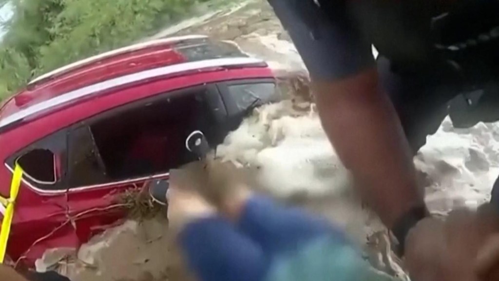 Así rescataron a una mujer de su auto durante inundación
