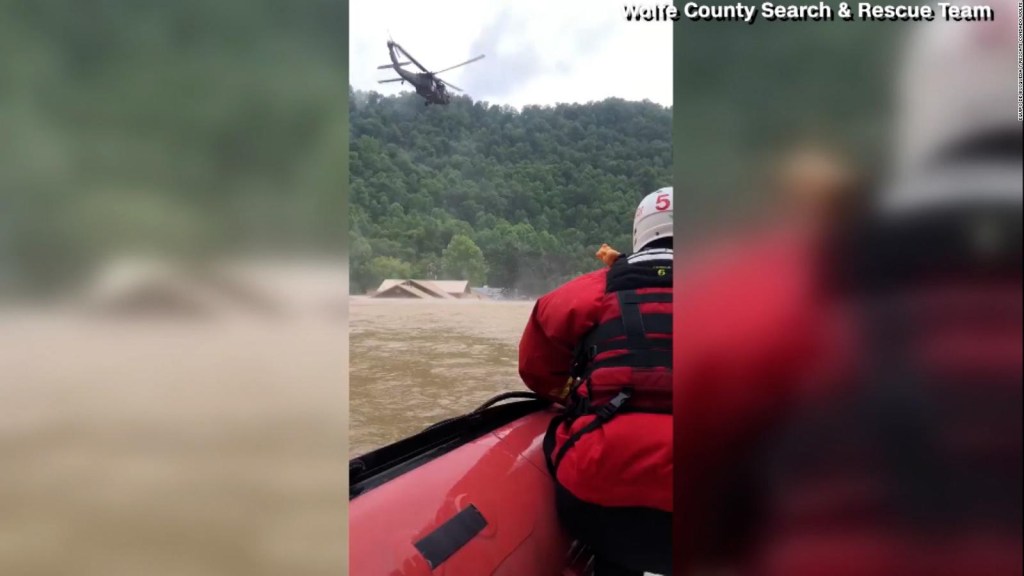 Rescatan con helicóptero a personas atrapadas en un ático