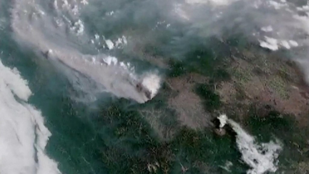 Satellite images show heavy smoke from the McKinney Fire