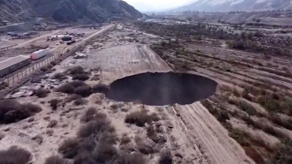 Aparece misterioso agujero gigante sobre una mina en Chile