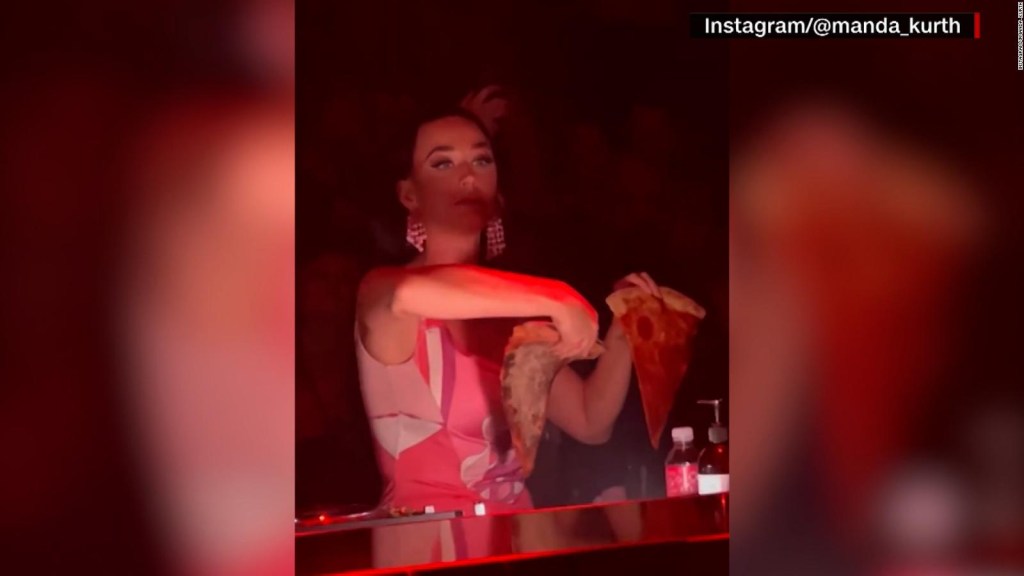 Katy Perry throws pizzas to the public in a viral moment