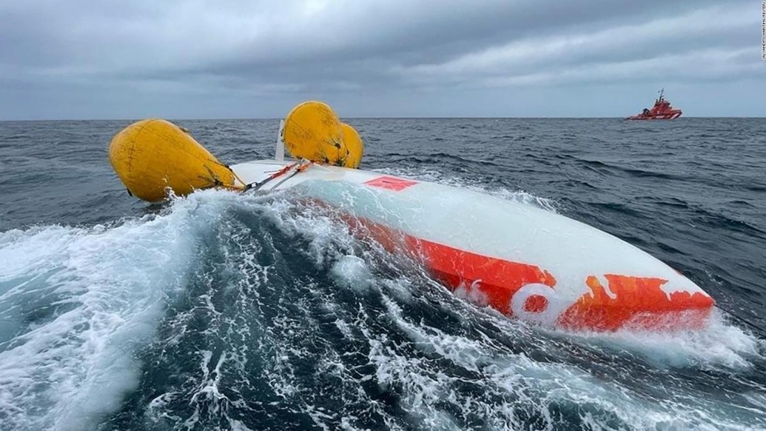 El hombre sobrevivió durante 16 horas en el mar gracias a una burbuja de aire dentro de su embarcación después de que ésta volcara en el océano Atlántico.
