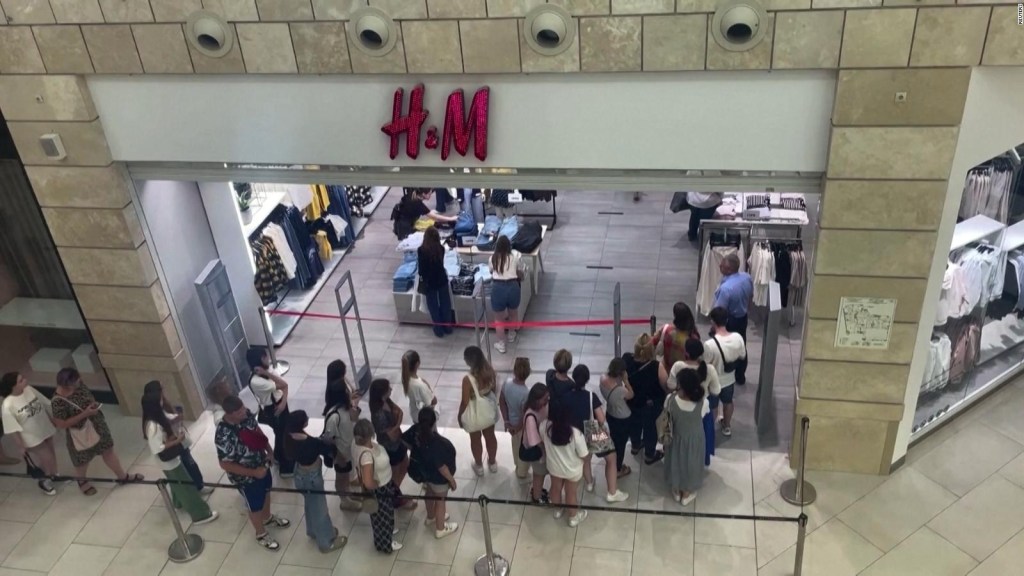 Dozens of Russian buyers come to H&M to buy the latest clothes before closing