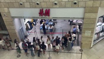 Decenas de comparadores rusos llegan a H&M a comprar las últimas prendas antes de su cierre