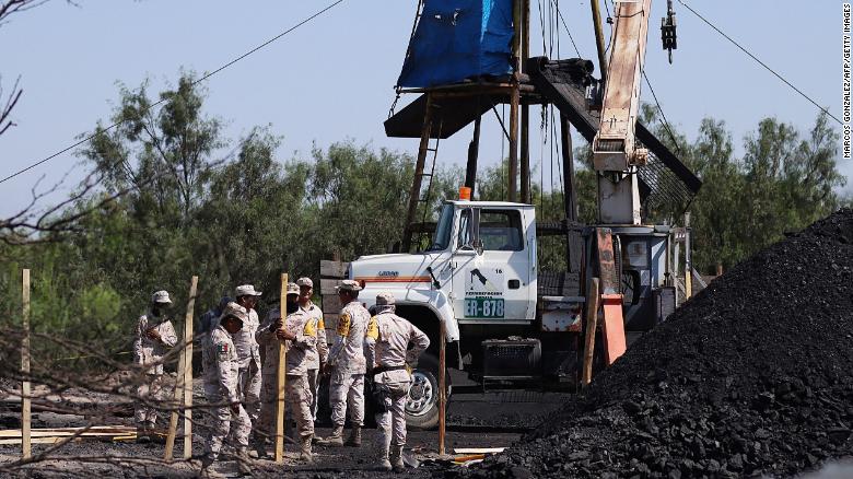 Rescatistas continúan labores para rescatar a mineros mexicanos
