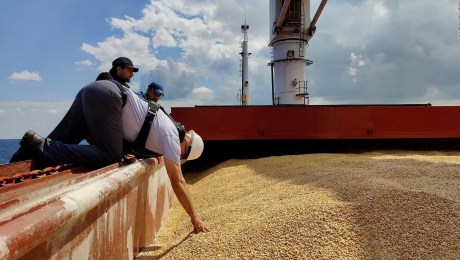 Parte el mayor cargamento de grano ucraniano