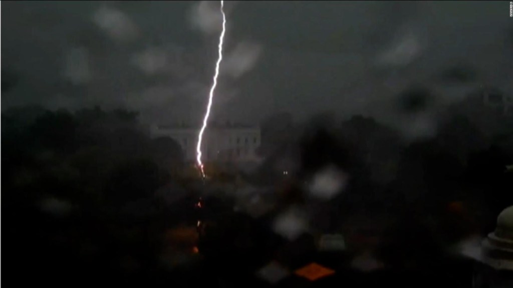 Lightning strikes near the White House and there are 4 injured