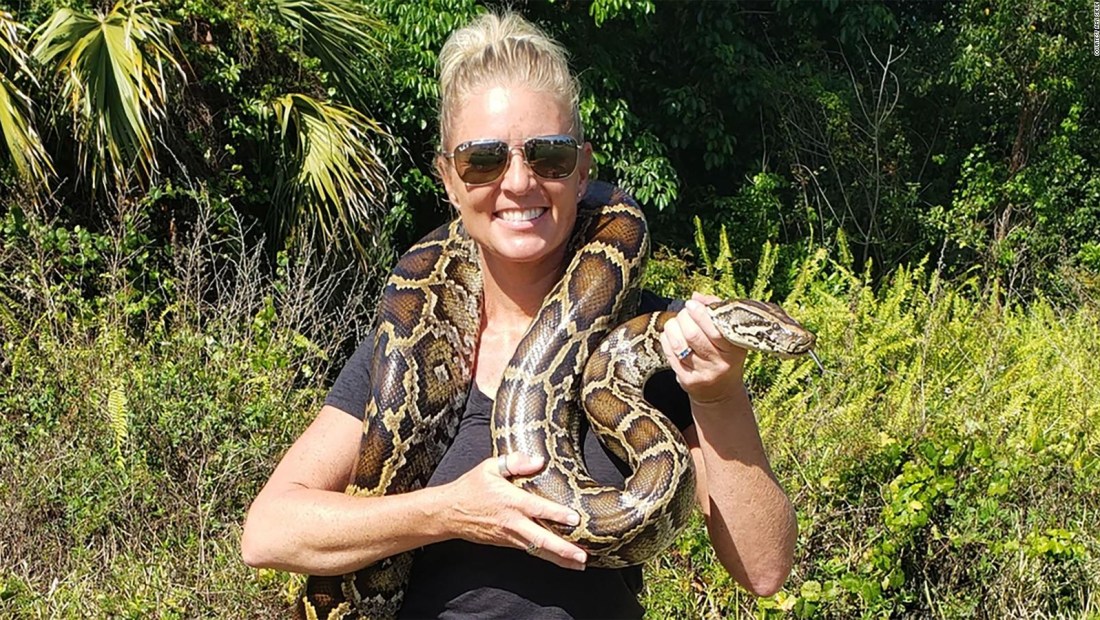 "Me encantan las serpientes. Odio que tengamos que hacer esto, pero son invasoras y están cambiando todo el ecosistema". dijo Amy Siewe a CNN.