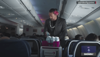 Jason Momoa sorprende a pasajeros de un avión cuando aparece como asistente de vuelo