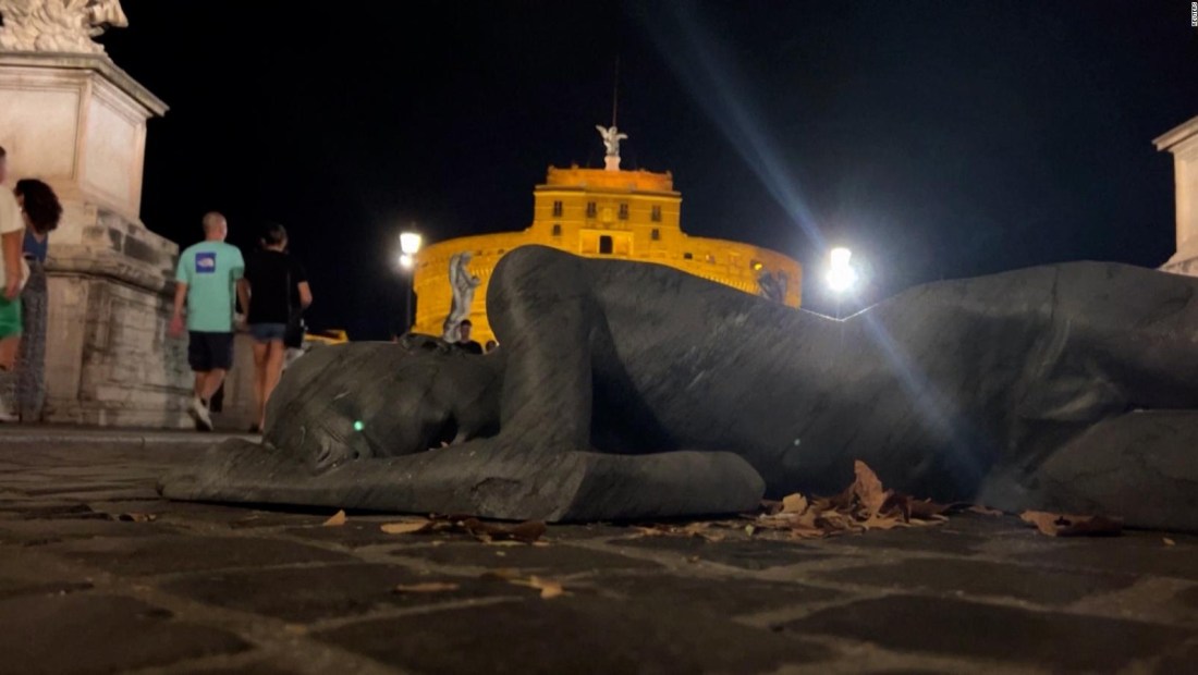 Una inusual estatua en Roma busca homenajear a los refugiados