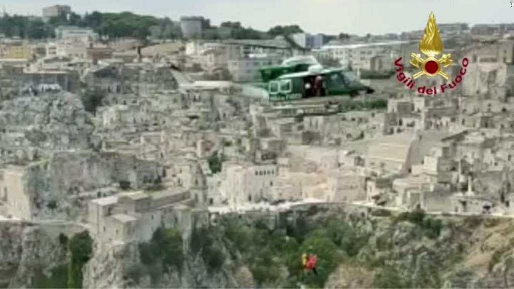 This is how they save a climber on the same mountain where James Bond was filmed