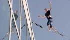 This tightrope walker walked more than 600 meters on a tightrope