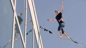 Este equilibrista caminó más de 600 metros sobre una cuerda floja