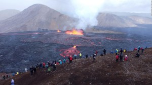 Una atrevida excursión a un volcán en erupción en Islandia