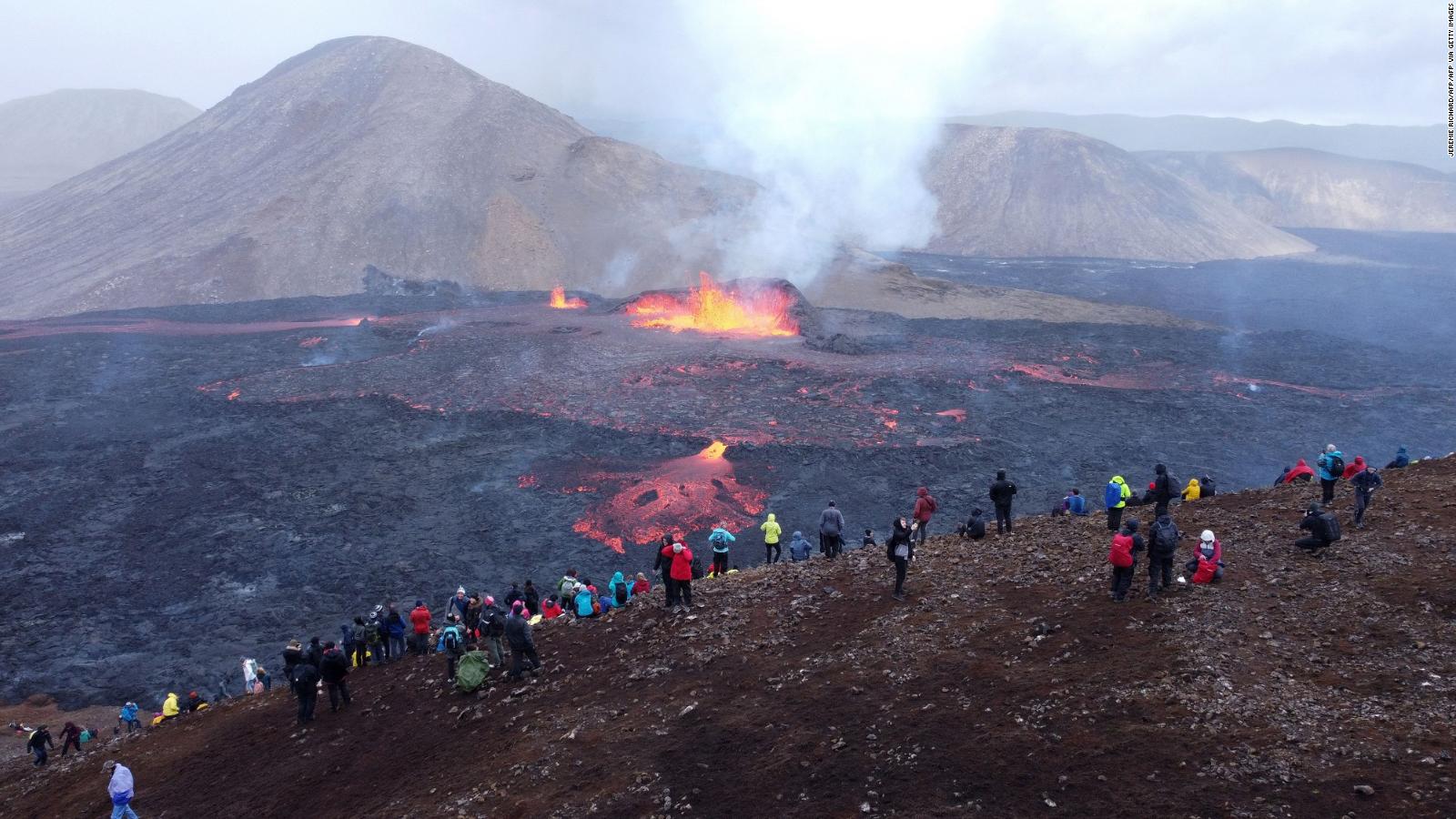 Surprising images: Burning lava from a volcano attracts thousands of tourists in Iceland - The 