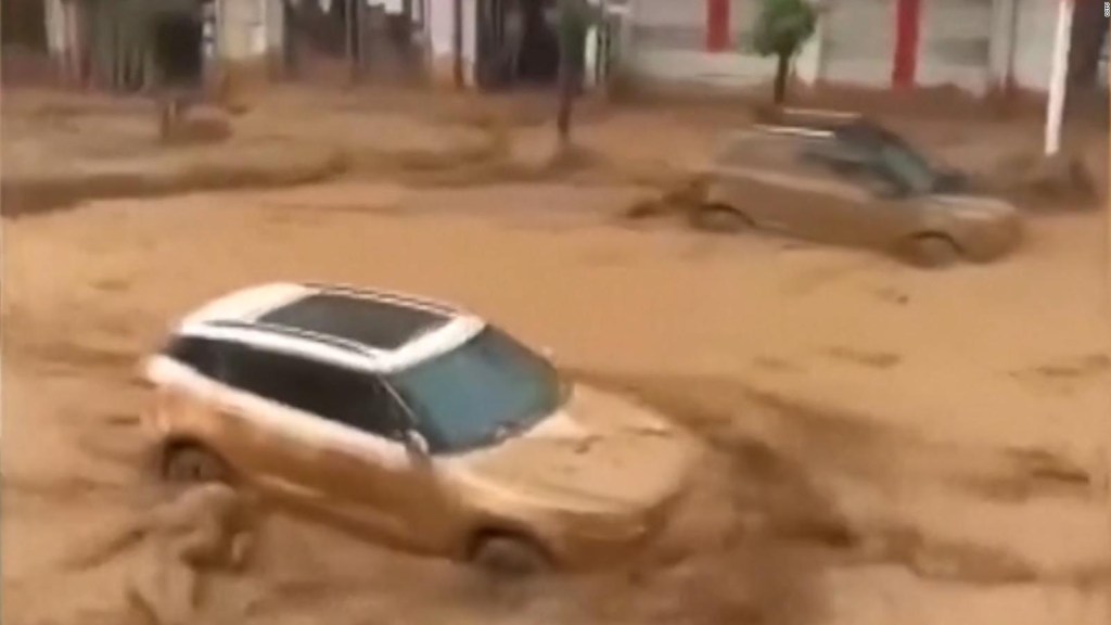 Mira cómo las inundaciones en el norte de China arrasan con autos
