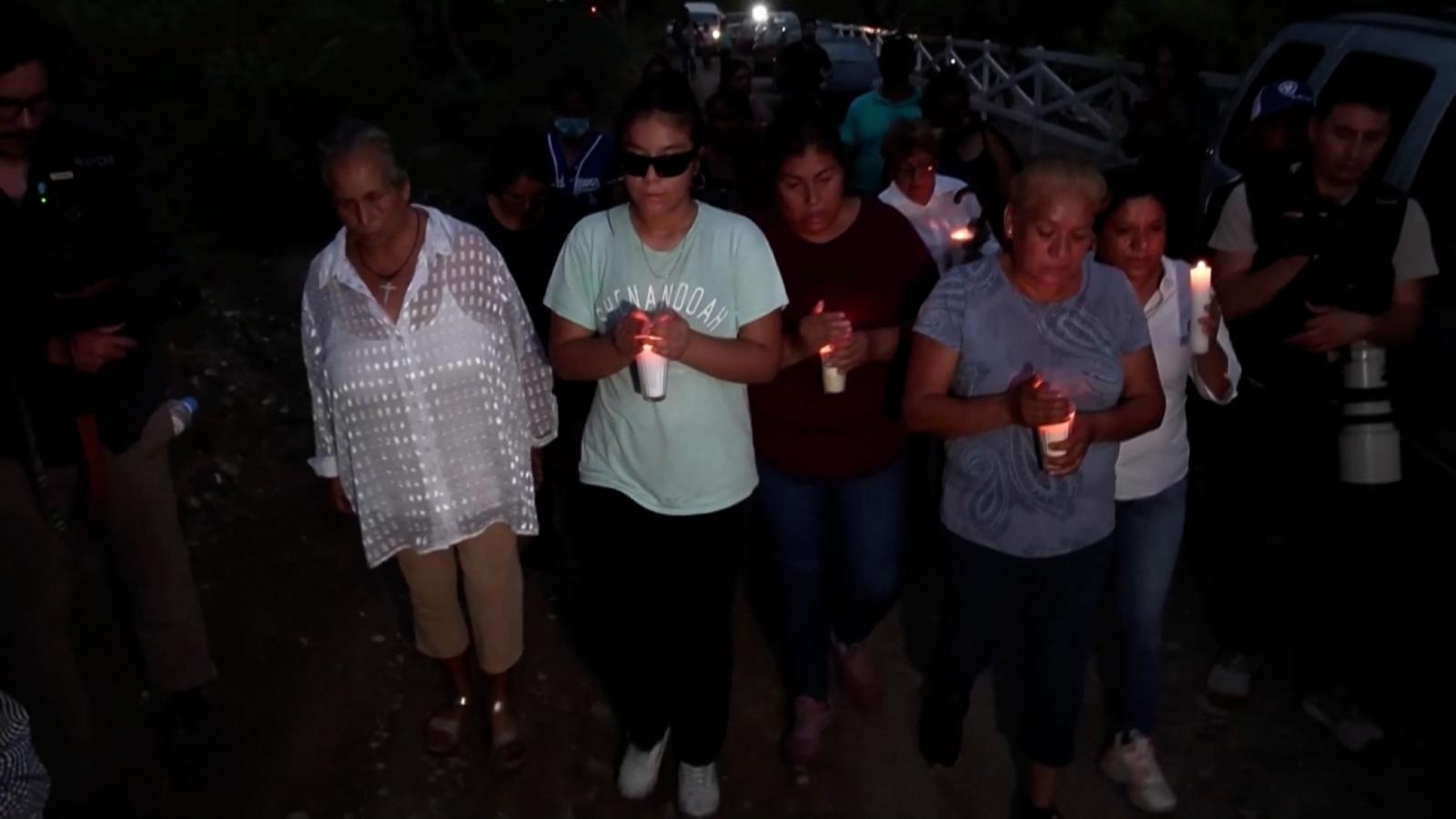 Familiares de mineros atrapados en México expresan angustia por rescate