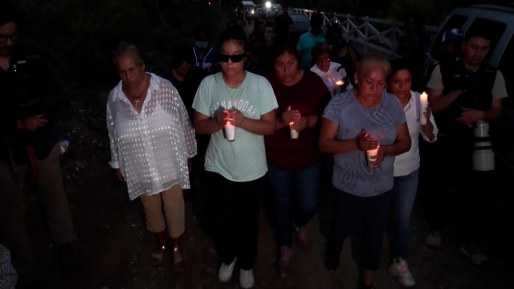 Familiares de mineros atrapados en México, descontentos con las autoridades