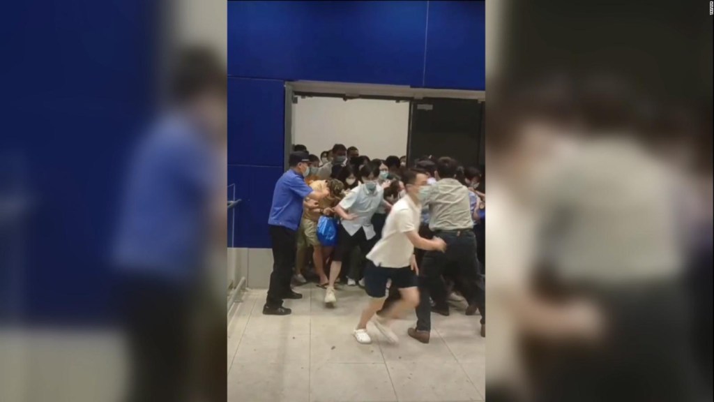 Intentan escapar de tienda en Shanghái antes del confinamiento