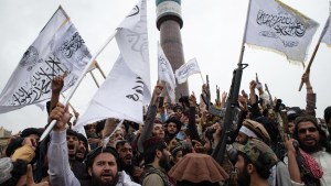 Periodista de CNN presiona a portavoz talibán sobre al Qaeda
