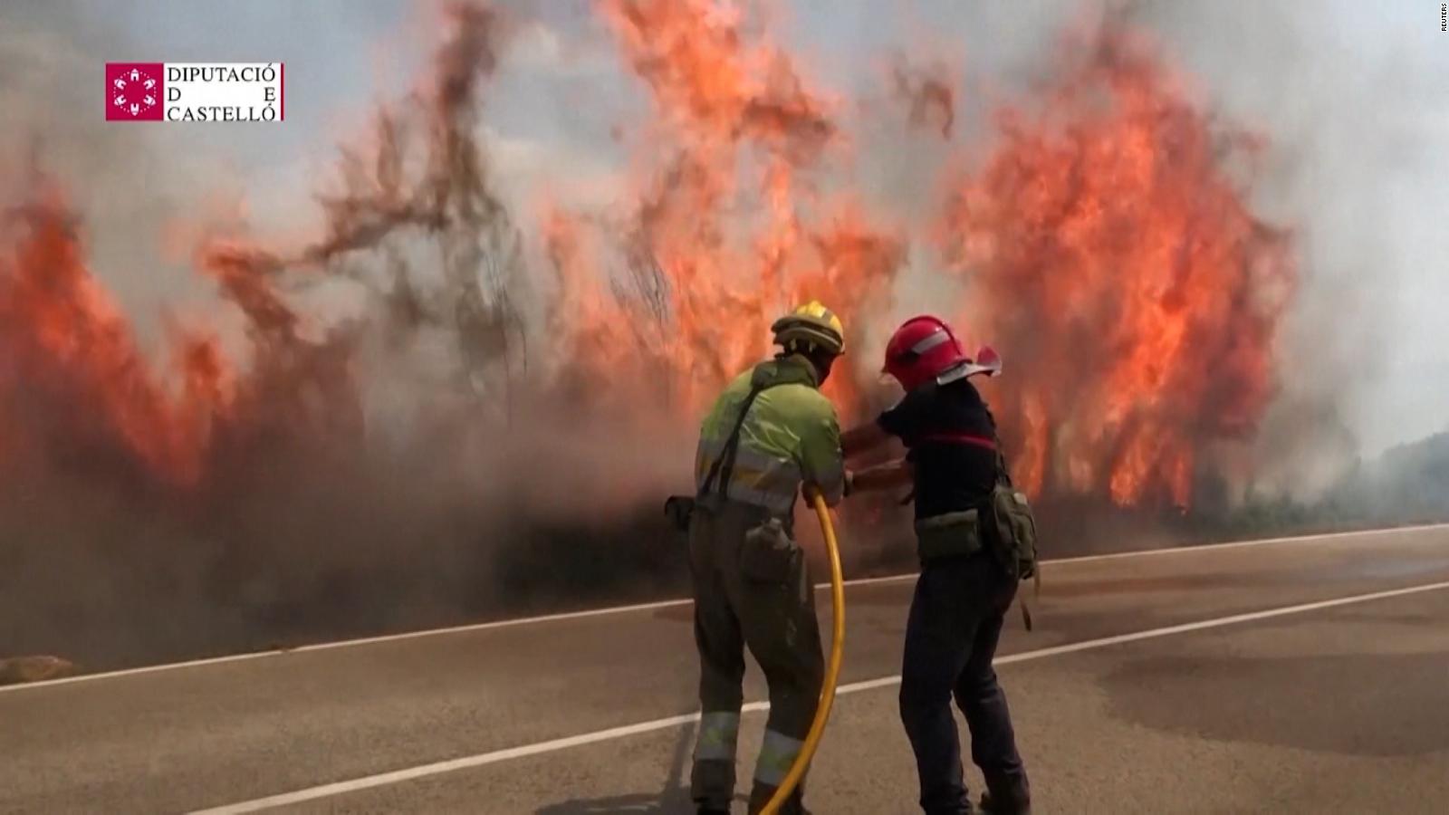 Bomberos españoles luchan contra un peligroso incendio forestal en Valencia  | Video