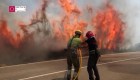 Bomberos españoles luchan contra un peligroso incendio forestal en Valencia