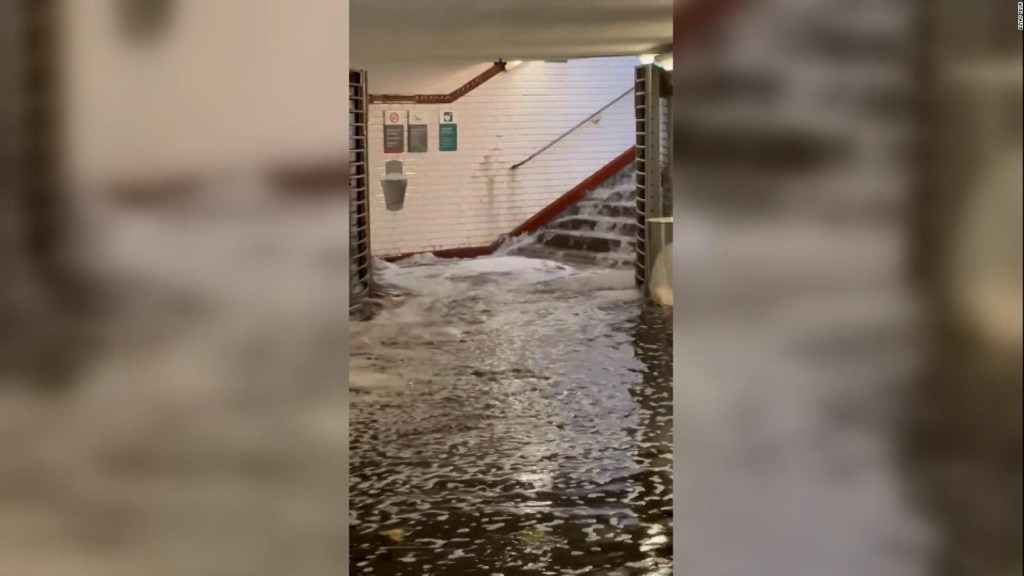 This is how the Paris metro was flooded by heavy storm rains