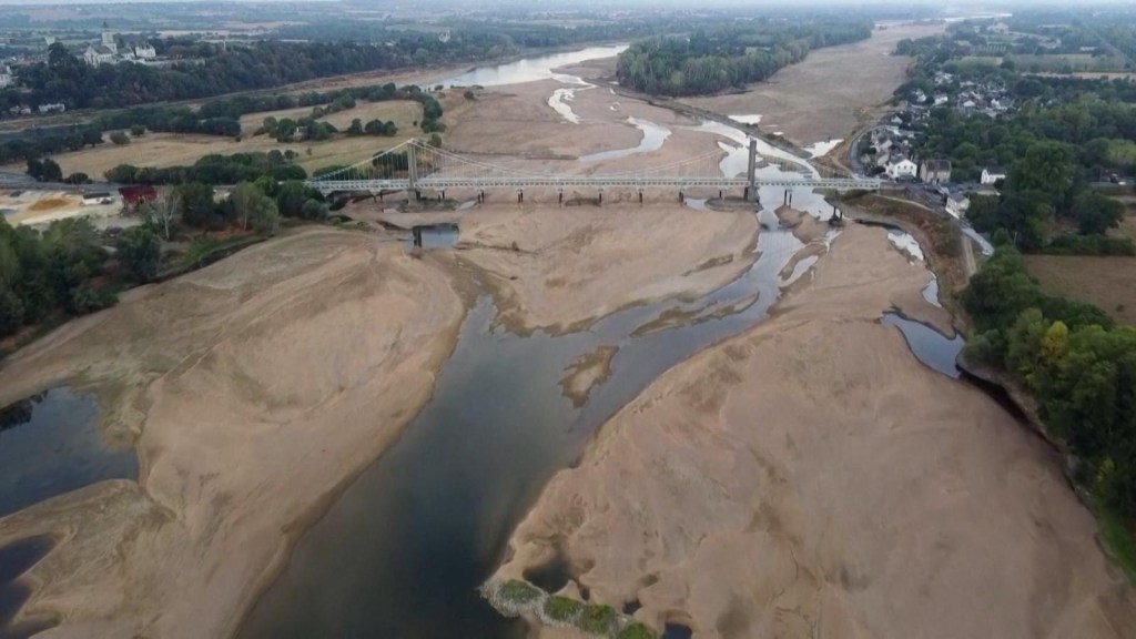 Skatieties, kā vēsturiskais sausums iznīcināja Eiropas upes