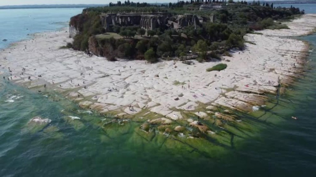 Por la sequía, aparece una nueva playa rocosa en Italia