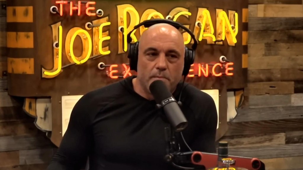 Joe Rogan: No puedes pedirle a una chica que tenga el bebé de su violador