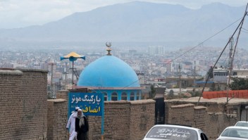 5 Cosas: Explosión en mezquita de Afganistán deja 21 muertos